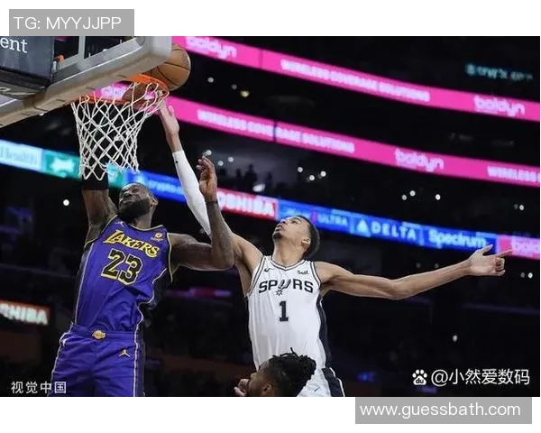 施罗德领衔湖人对决马刺全力争胜展现球队实力与韧性